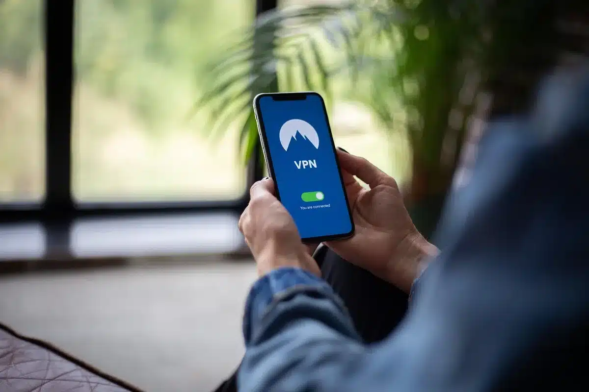 Une personne vérifiant les paramètres de confidentialité d'une application compagnon en plein jour