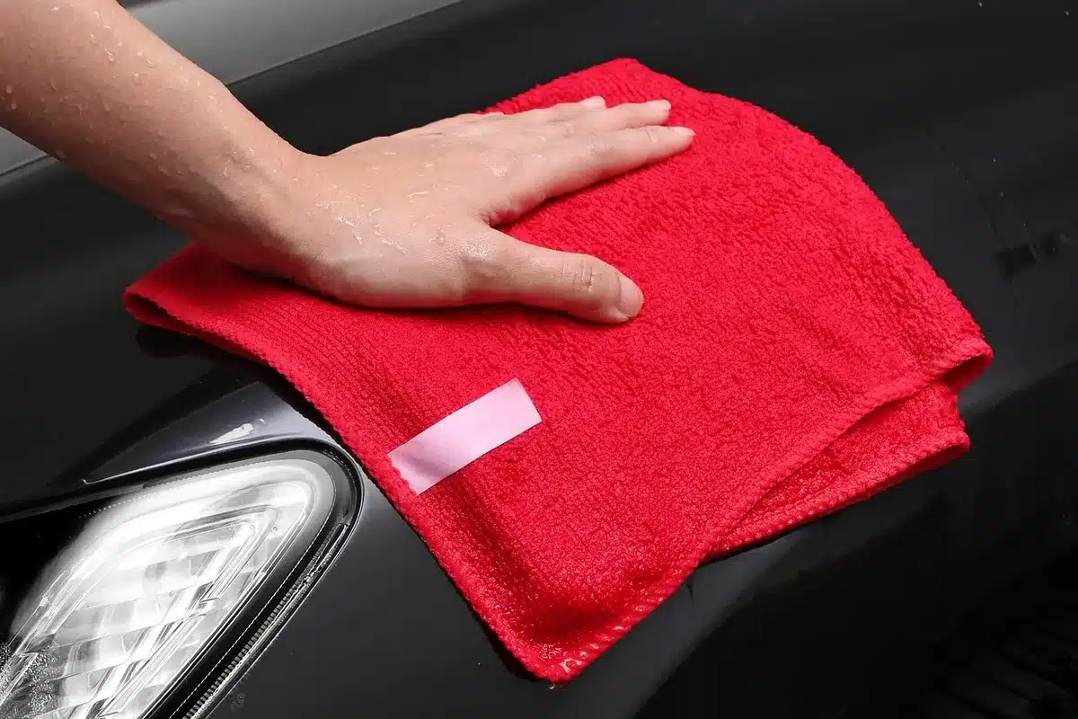 Nettoyage de coussinets de casque avec chiffon microfibre et housse de protection