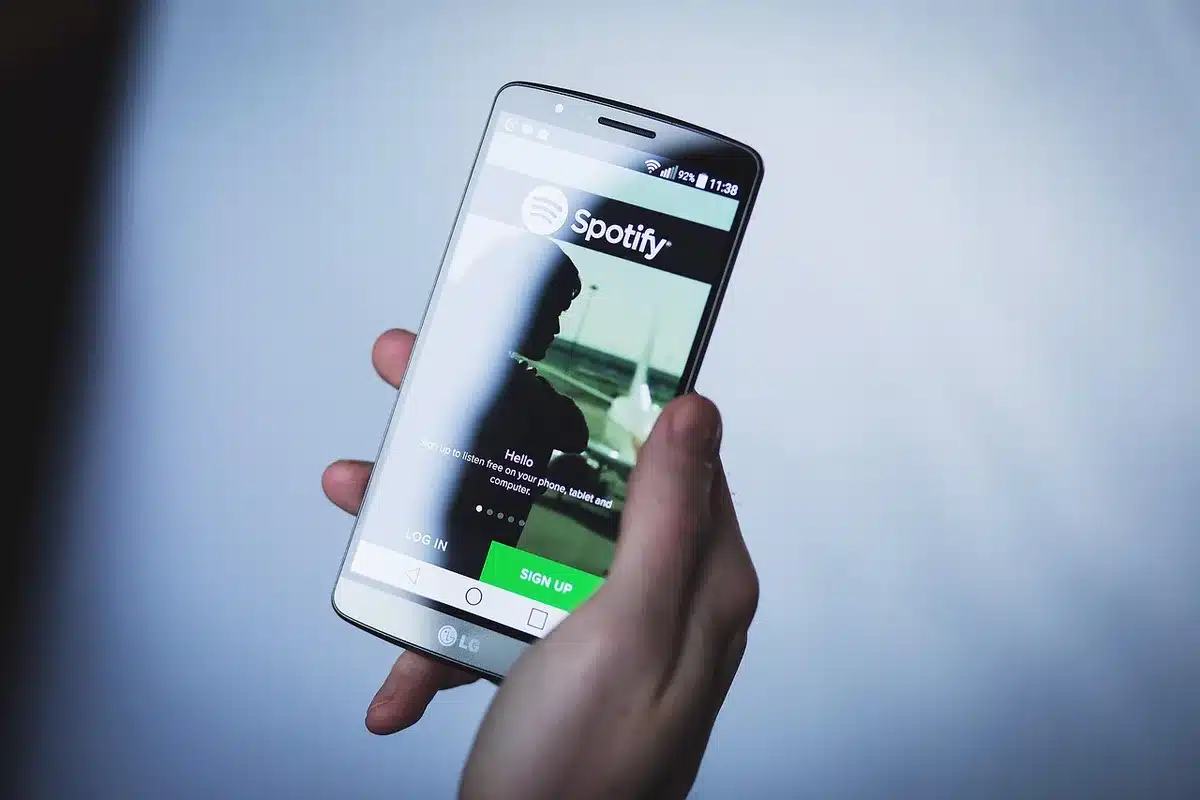 Écran de smartphone montrant une interface d'assistant vocal musical