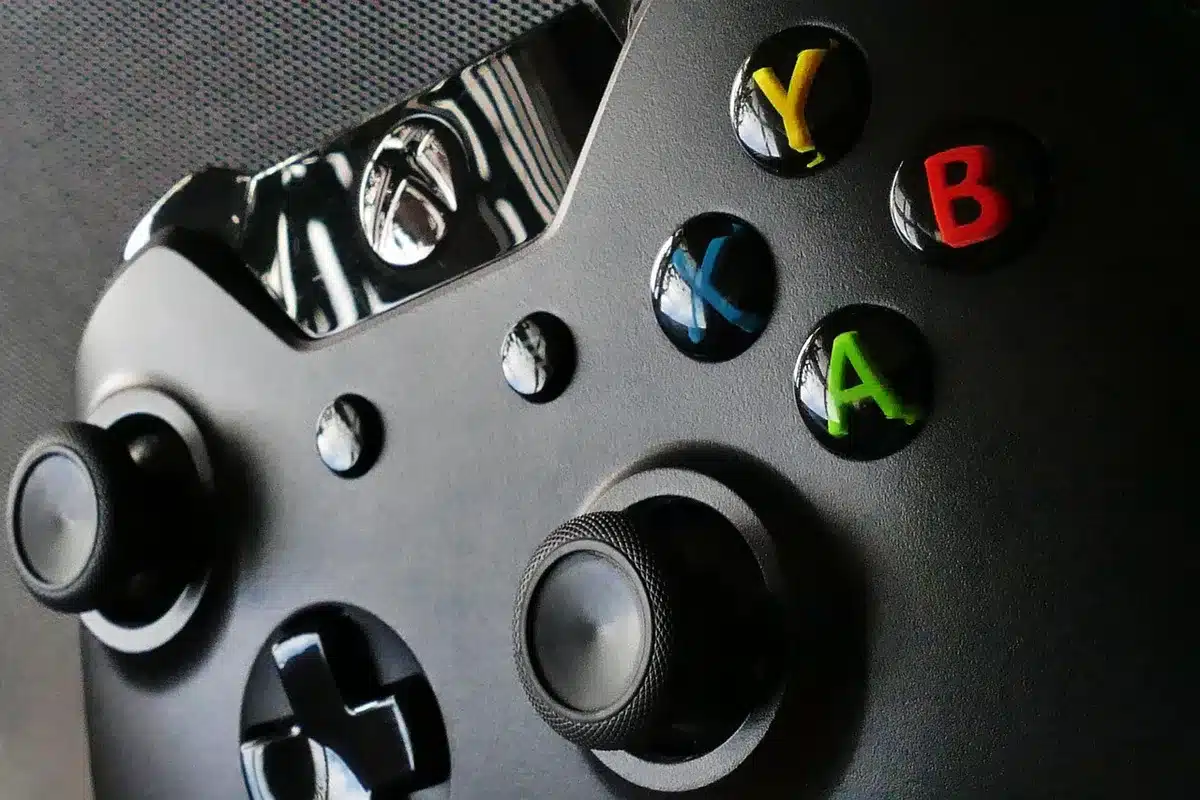 Clé de streaming sans fil posée près d'un routeur sur une table en plein jour