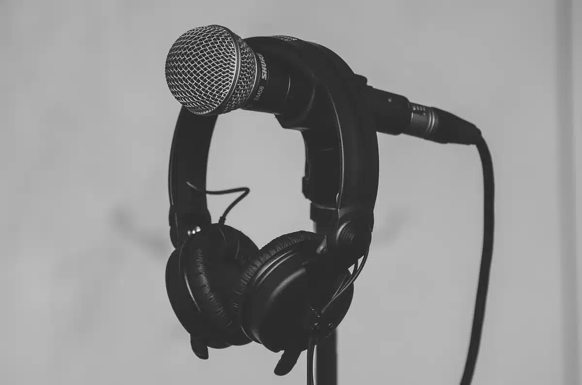 Schéma de fonctionnement d'écouteurs avec micro directionnel et traitement audio embarqué