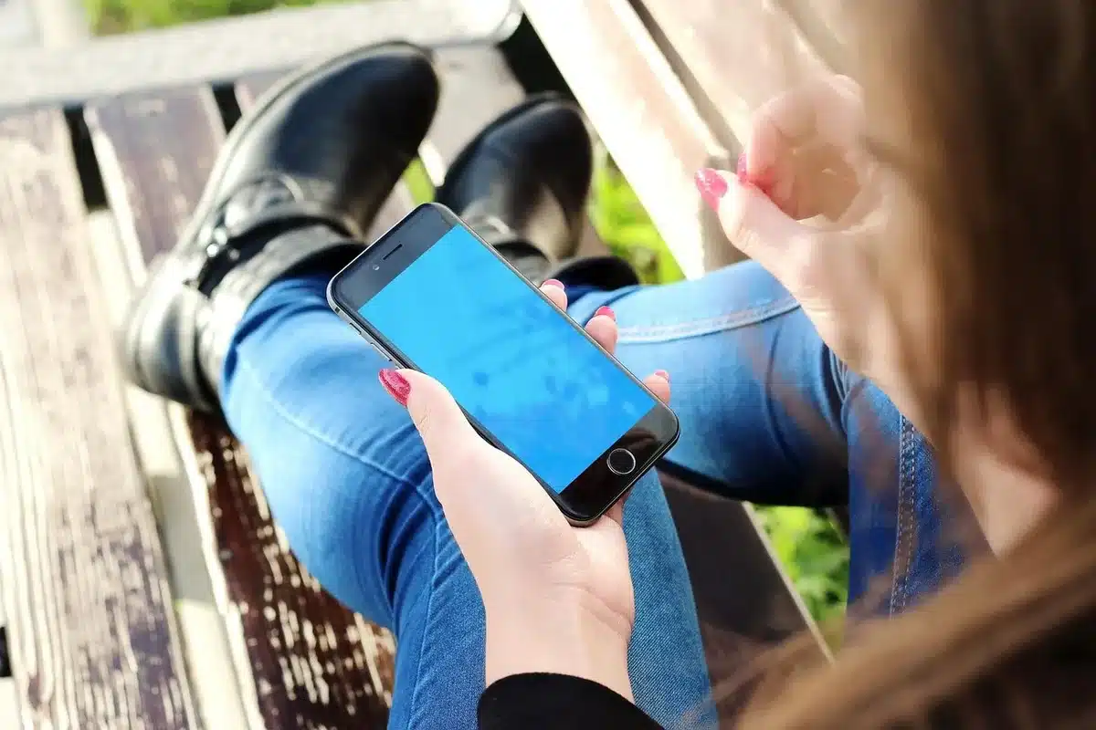 Bracelet connecté à un smartphone via Bluetooth affichant synchronisation