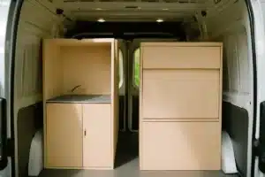 Votre utilitaire transformé en mini‑studio : kit économique avec cuisine, sanitaires