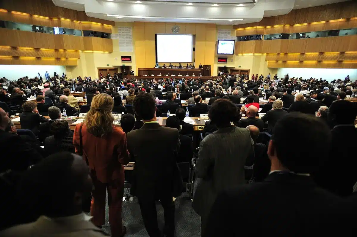 Salle de keynote avec scène et public en journée