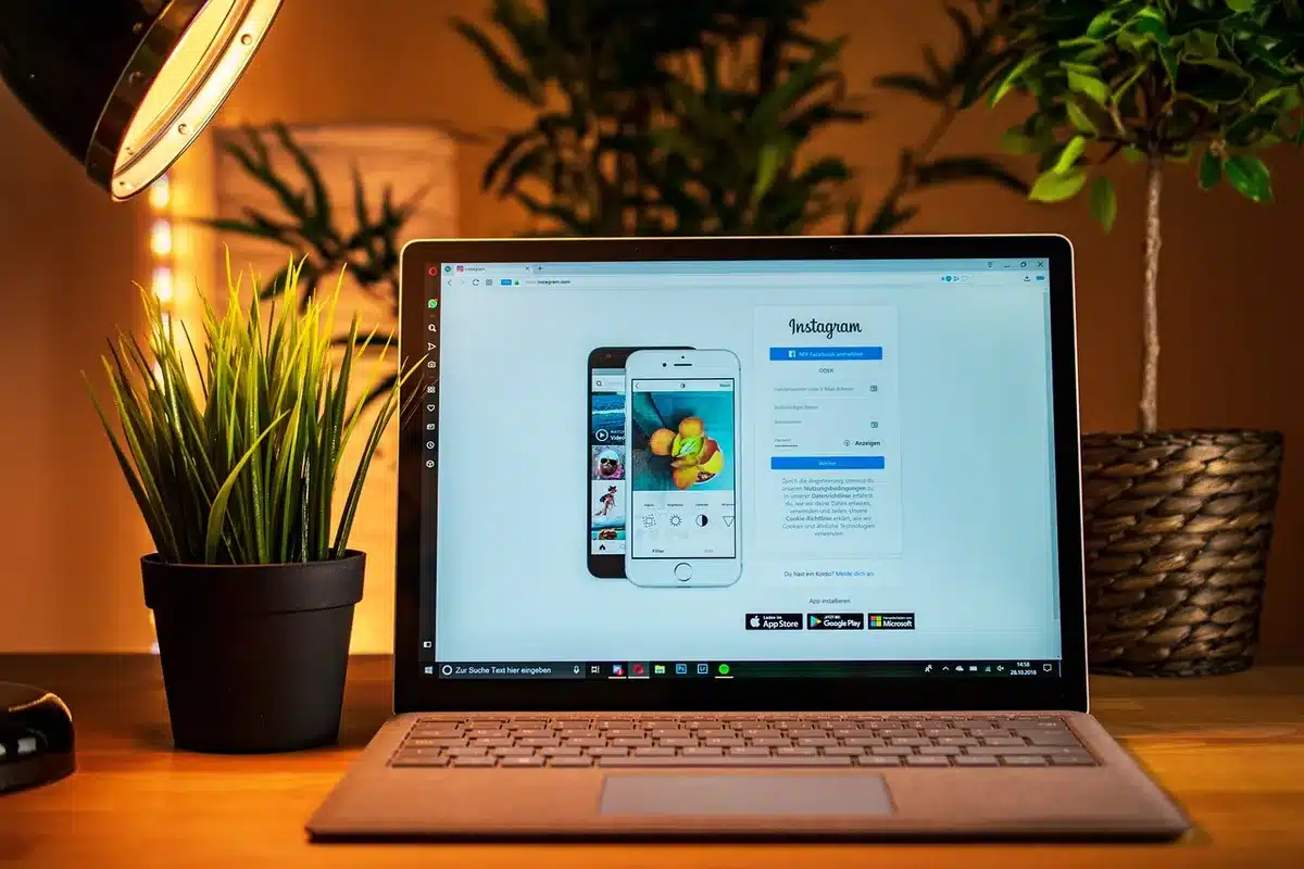 bright desk with a generic smartphone showing a list of app icons and a visible "Journal" icon, sunlight on a wooden table