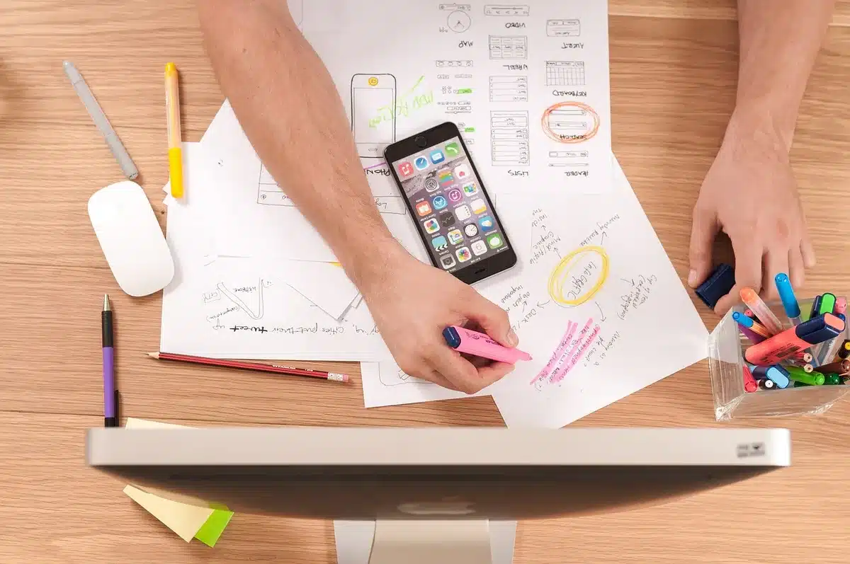 Prototype d'écran transformé en surface vibrante avec actionneurs visibles