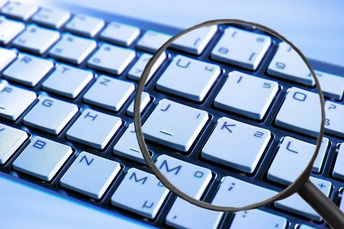 Journal d'audit sur écran avec entrées d'activité et alertes de confidentialité