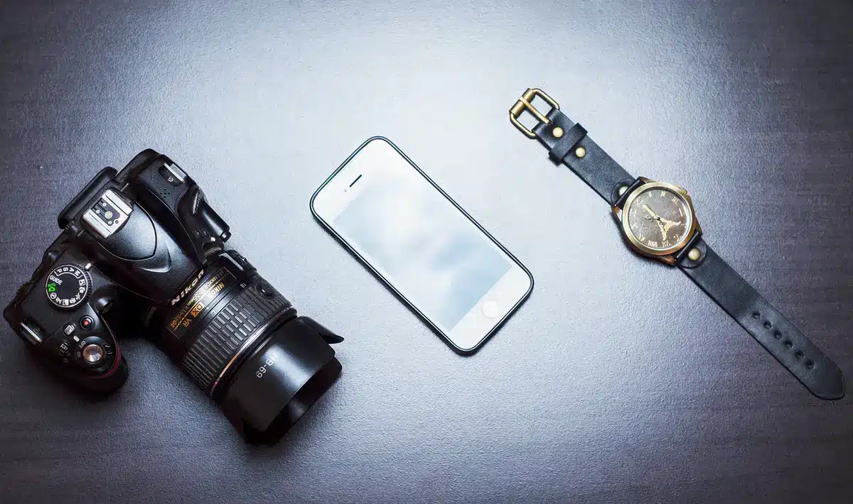 Détail d'un smartphone montrant trois objectifs alignés