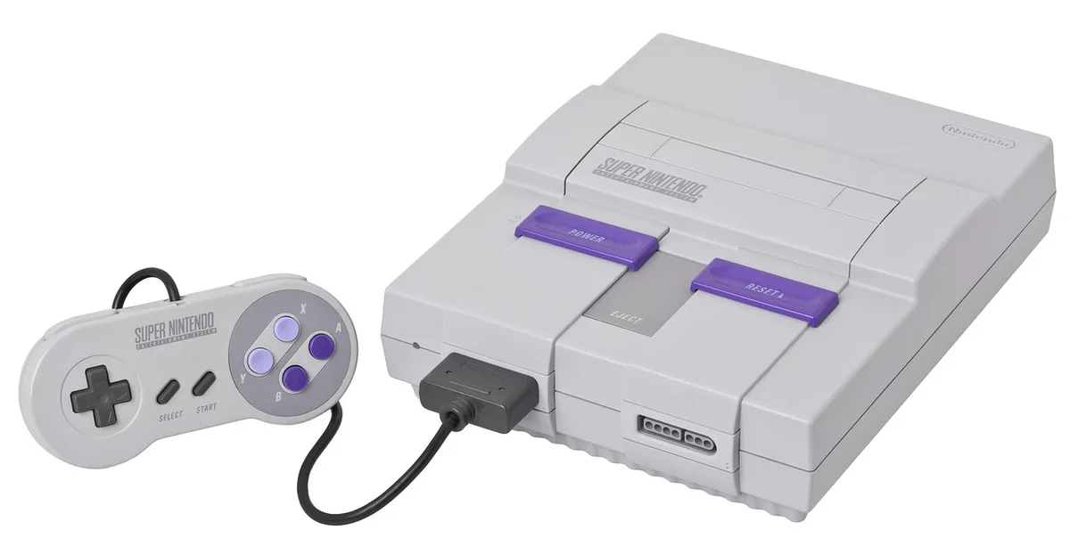 Main préparant des fichiers de jeu sur un ordinateur portable