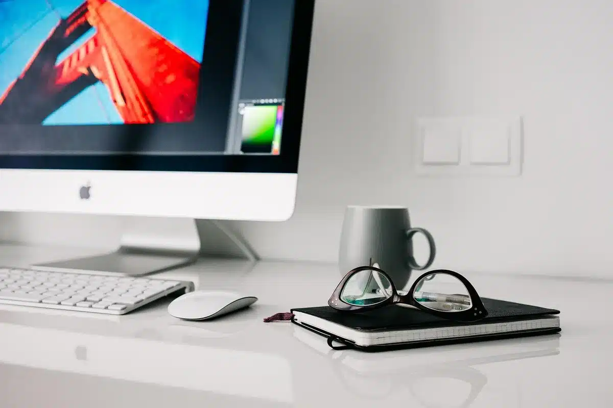 Écran Mac affichant plusieurs applications et outils de productivité