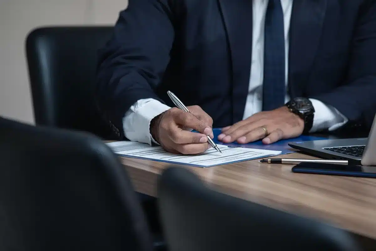 Personne appelant une agence de crédit depuis un bureau lumineux