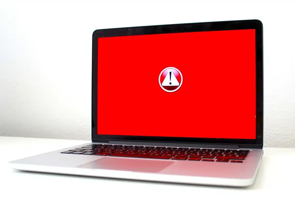 Ordinateur portable affichant une alerte de sécurité dans la barre d'adresse