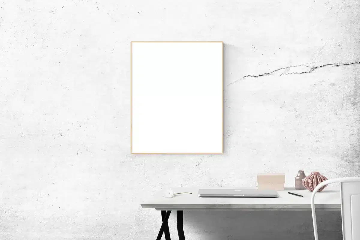 Équipe faisant l'inventaire des automatisations sur une table de réunion