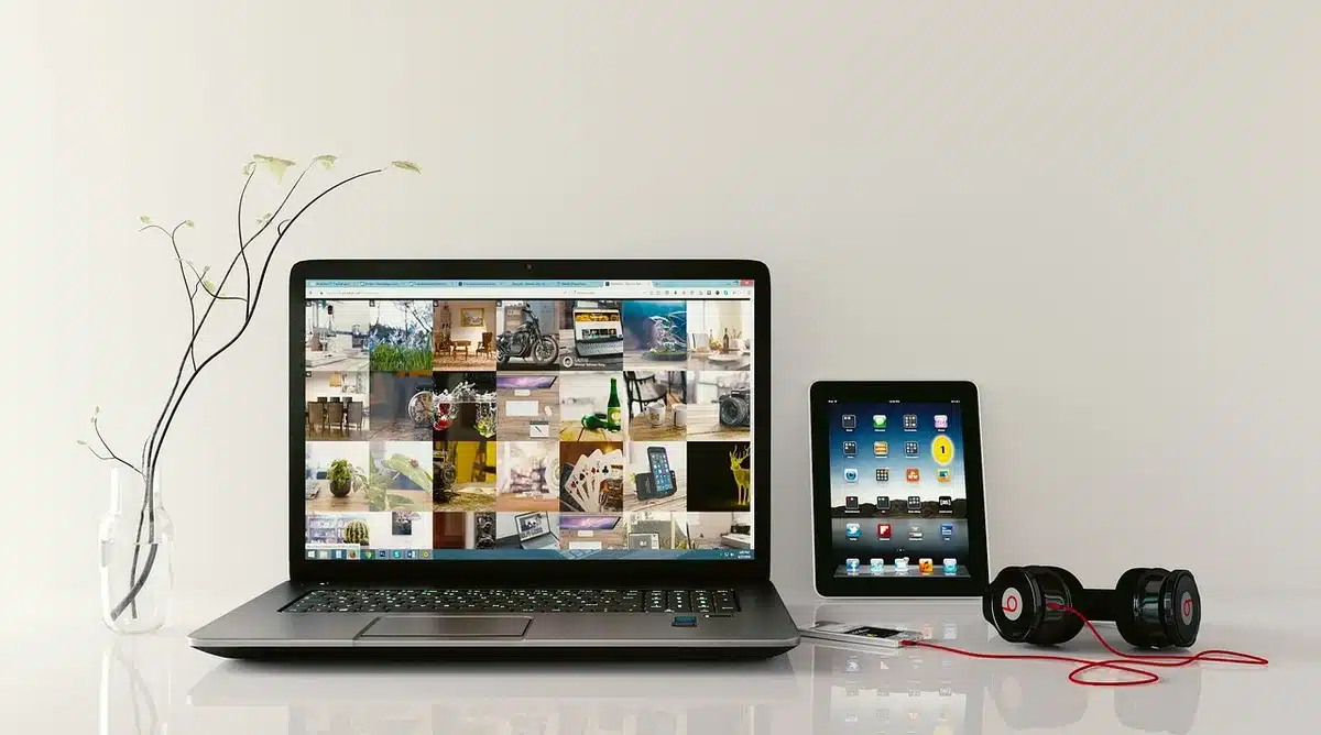 Tablette montrant une application de domotique contrôlant des pièces