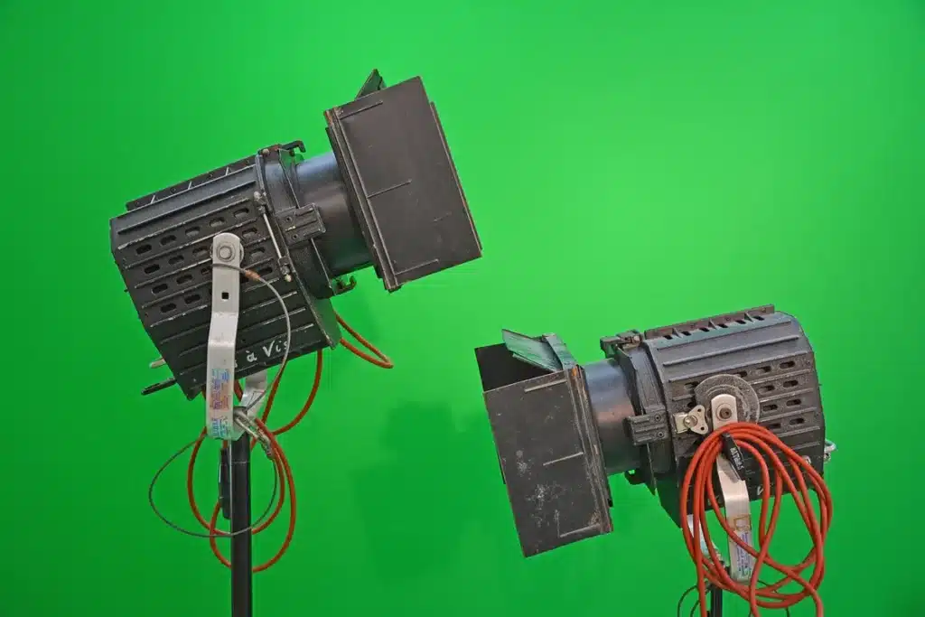 Studio de répétition en plein jour avec partitions et scène vide