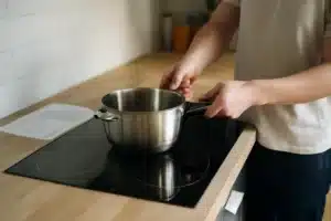 Meilleure table de cuisson à induction pas chère — Indesit IS 33Q60 NE selon Les