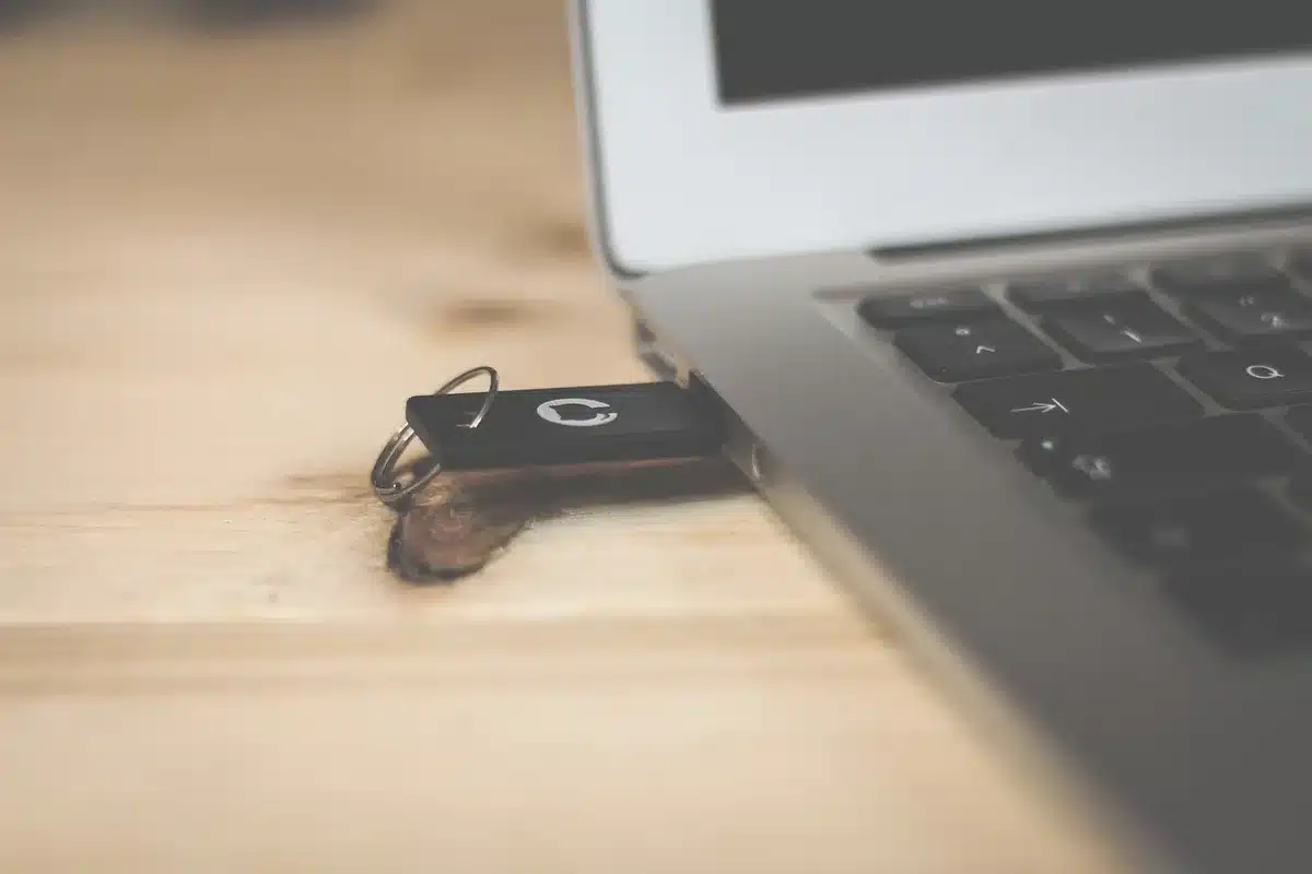 Multiprise avec ports USB posée sur un bureau, montrant prises et ports
