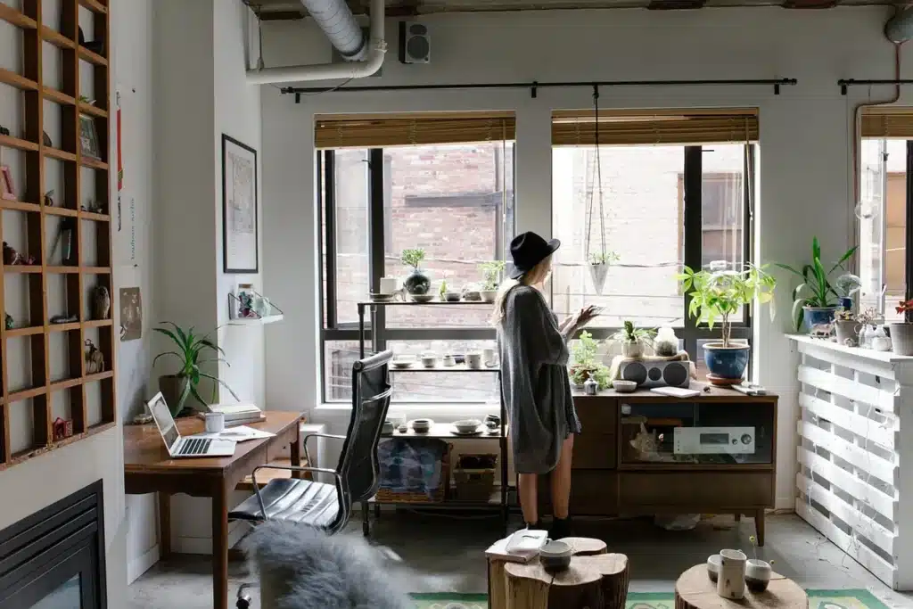 Multiprise intelligente blanche sur un bureau en plein jour, câbles et smartphone à côté