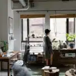 Multiprise intelligente blanche sur un bureau en plein jour, câbles et smartphone à côté