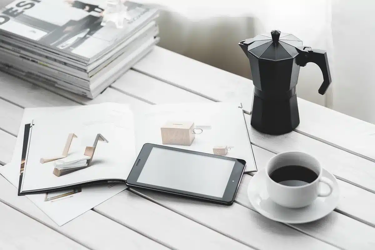 Cartes microSD à côté d'une tablette sur une table en plein jour