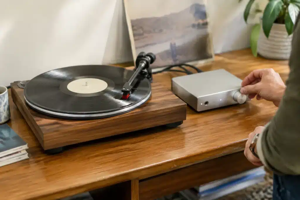 Pour une bonne platine vinyle, privilégiez préampli et courroie