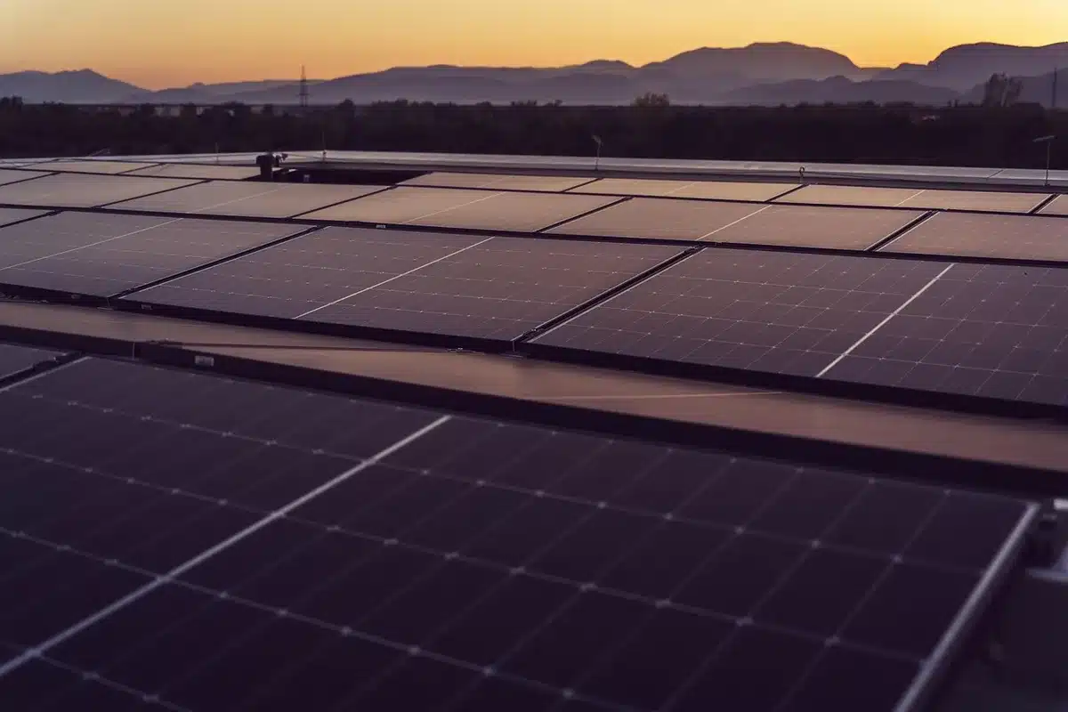 Panneau solaire amovible fixé près d'une caméra extérieure en plein jour