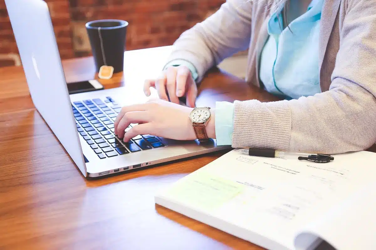 Ordinateur portable sur un bureau avec SSD et accessoires, montrant un espace de développement adapté