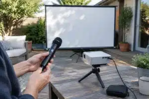 Projecteur portable avec micro karaoké intégré en promo : 65 $ seulement