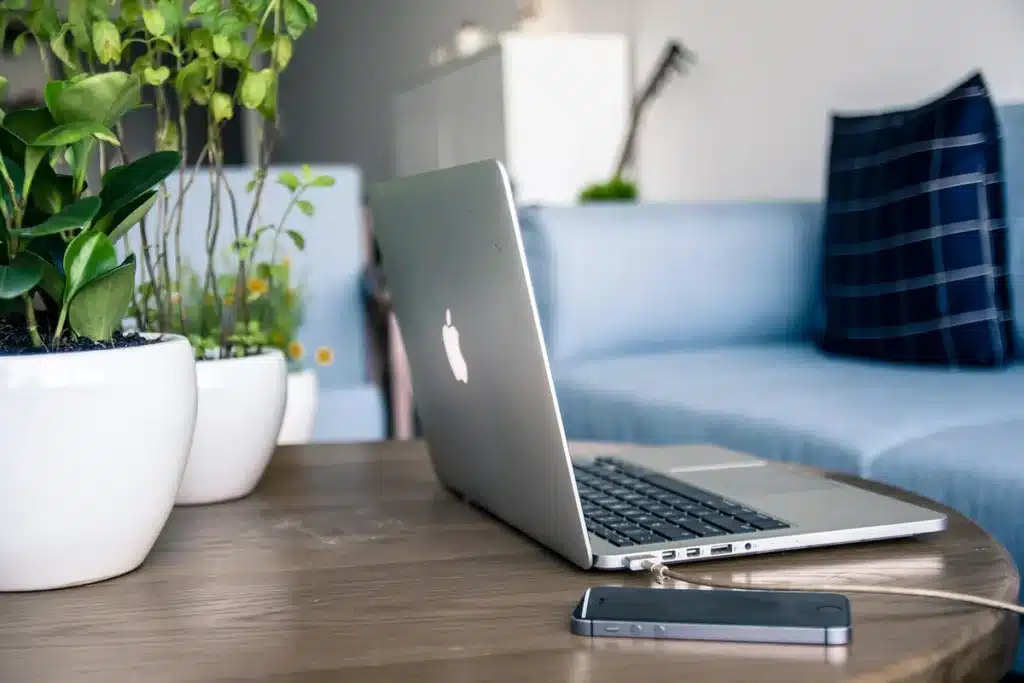 Bureau en plein jour avec un smartphone posé, un carnet et une table de spécifications