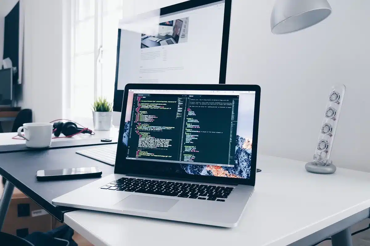 Station de travail Mac Studio affichant résultats de benchmark et écran avec rendu 3D