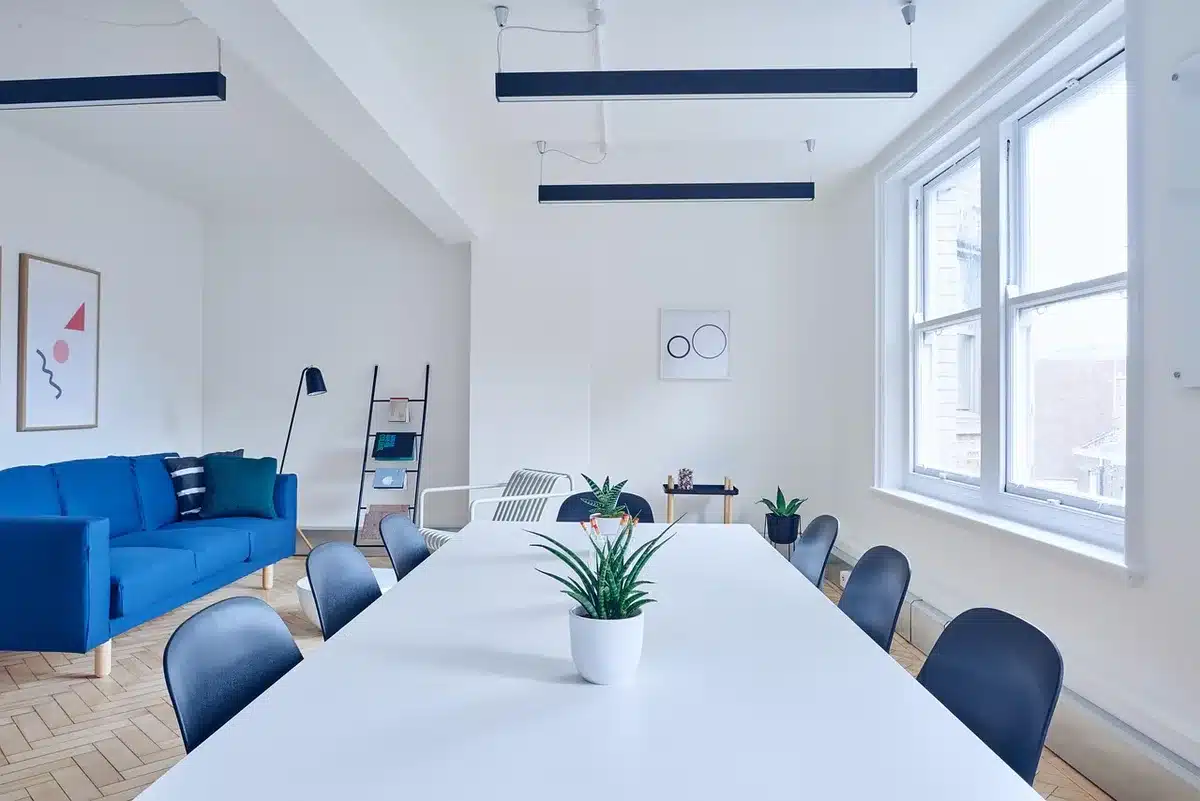 Caméra domestique placée près d'une fenêtre avec vue sur le salon