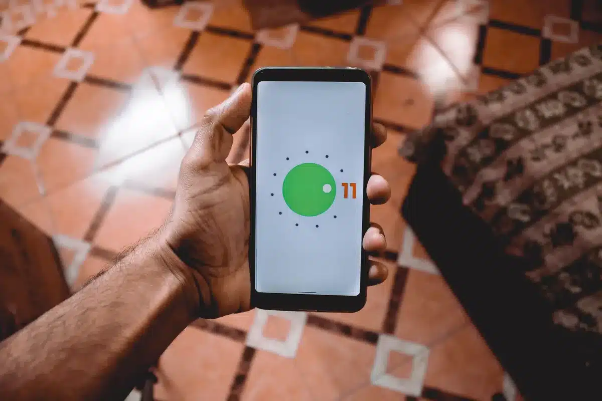 Écran de téléphone affichant l'écran de mise à jour logicielle iOS