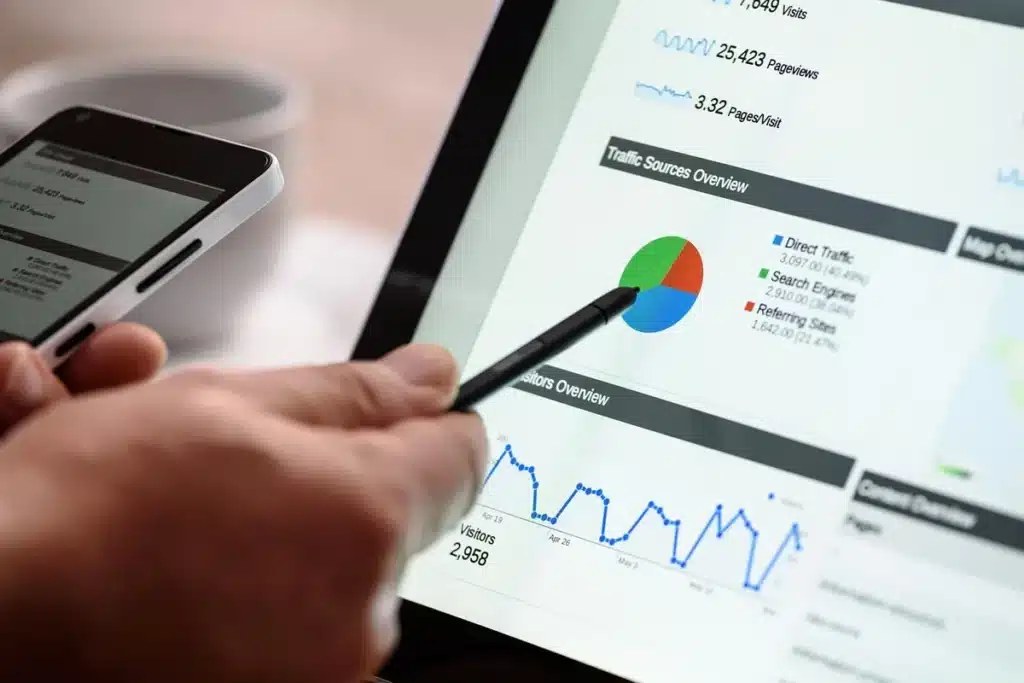 Tablette ultra‑fine posée sur un bureau près d'une fenêtre ensoleillée avec un stylet