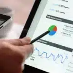 Tablette ultra‑fine posée sur un bureau près d'une fenêtre ensoleillée avec un stylet