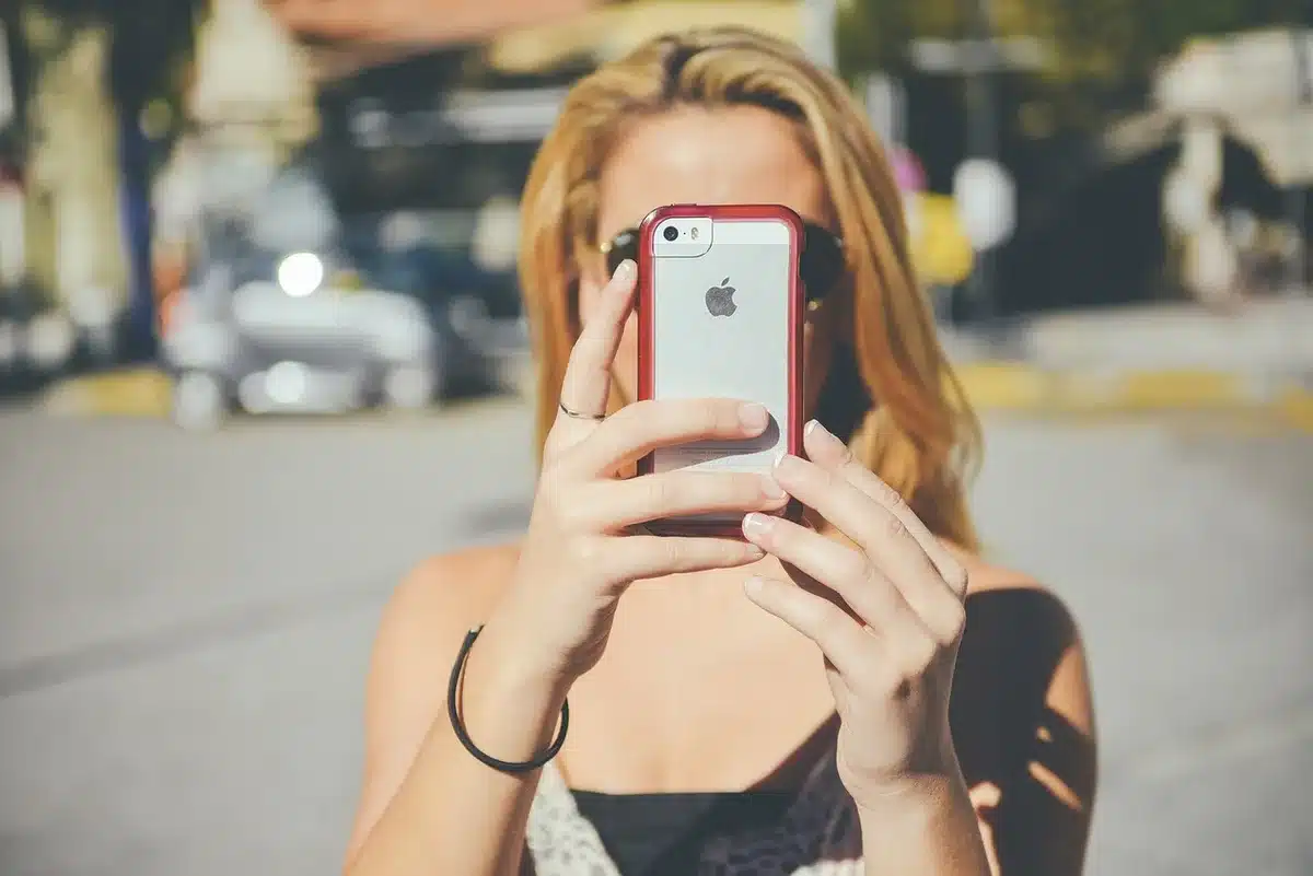 Casque posé à côté d'un smartphone Galaxy montrant l'intégration d'écosystème