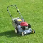Pour une bonne tondeuse à gazon abordable, privilégiez l'électrique